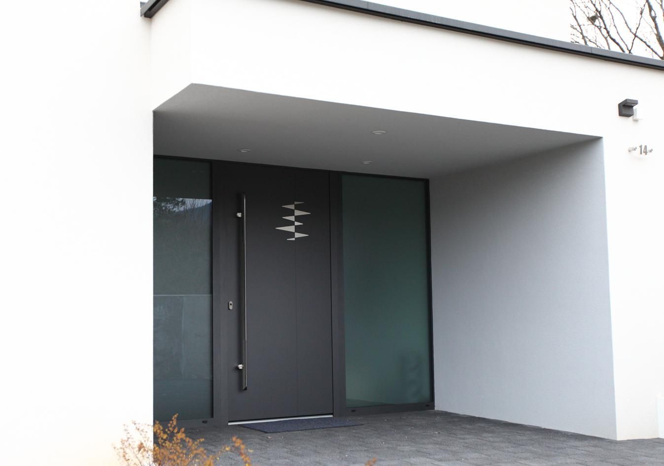 Une porte d'entrée large avec une poignée.