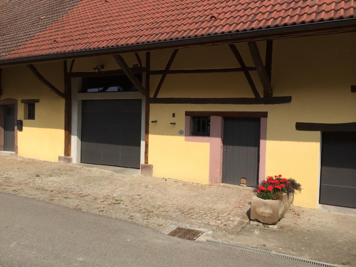 Une porte de garage gris foncé.