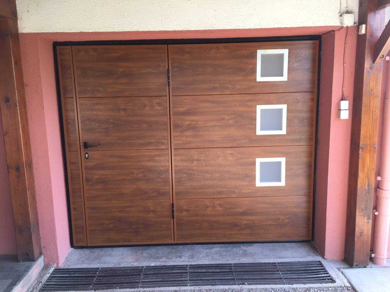 Une porte de garage en bois.