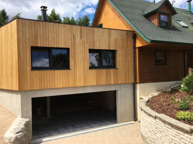 Des fenêtres et une façade en bois.