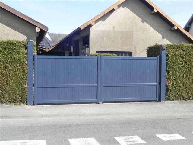 Un portail bleu clair.