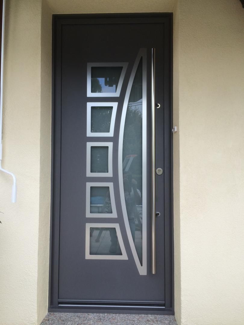 Une porte d'entrée avec des décorations géométriques.