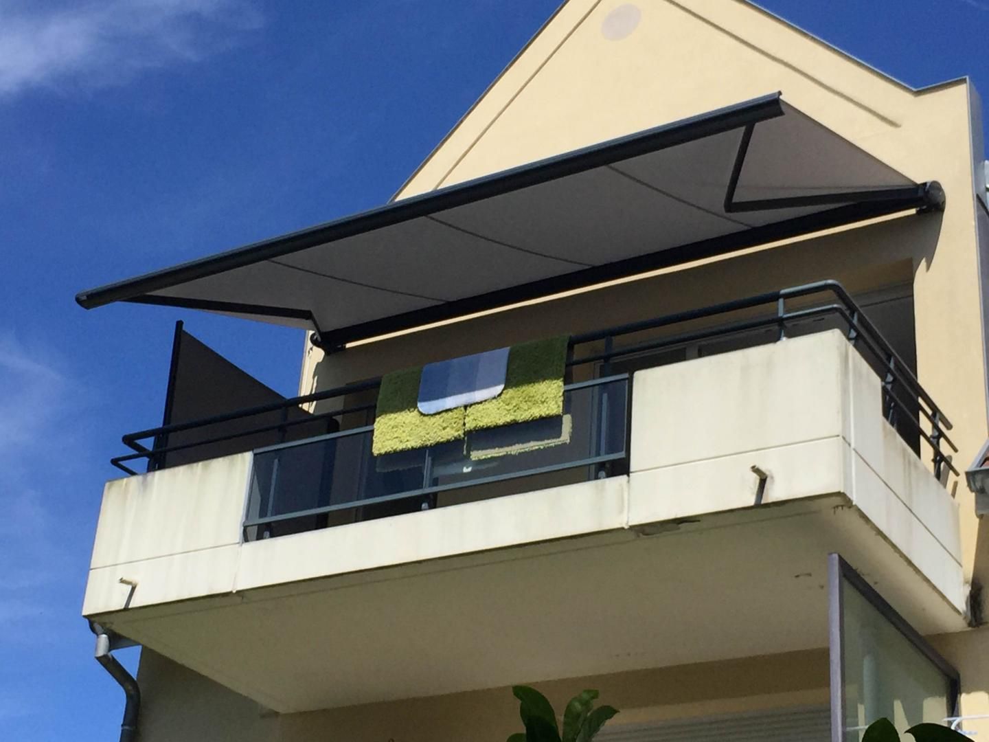 Des stores sur un balcon.