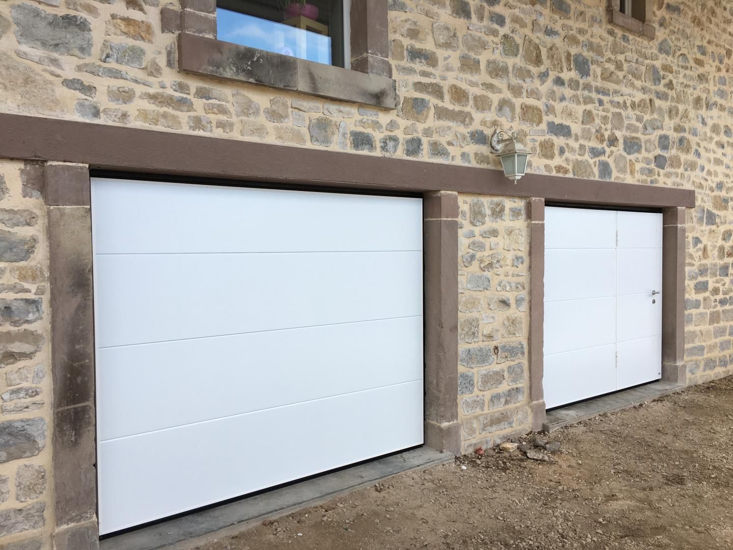 Deux portes de garage.