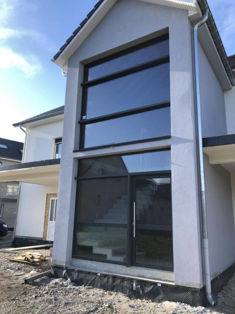 Des fenêtres d'une maison.