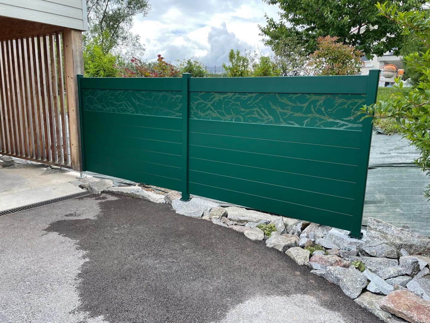 Des clôtures vertes.