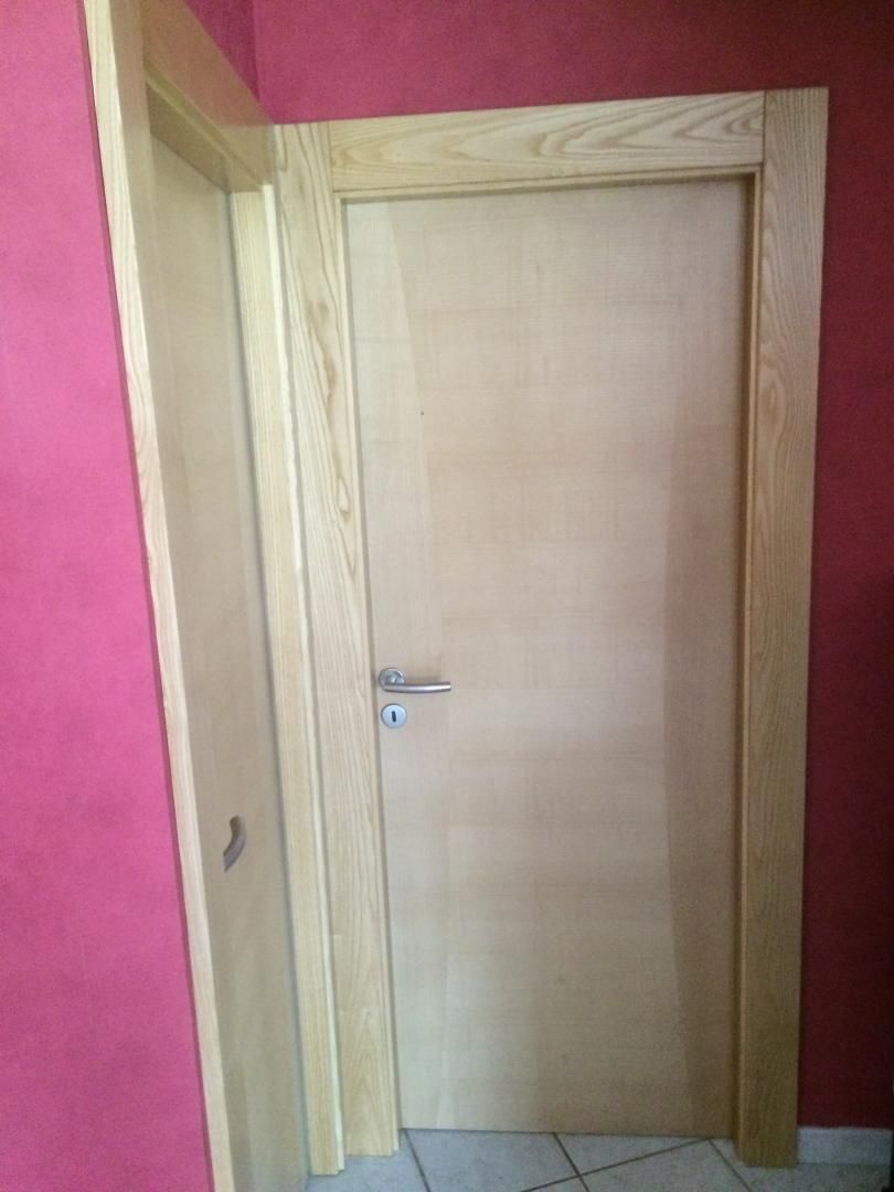 Une porte d'intérieur en bois clair.