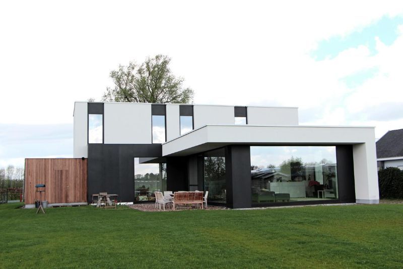 Une maison avec des longues fenêtres.