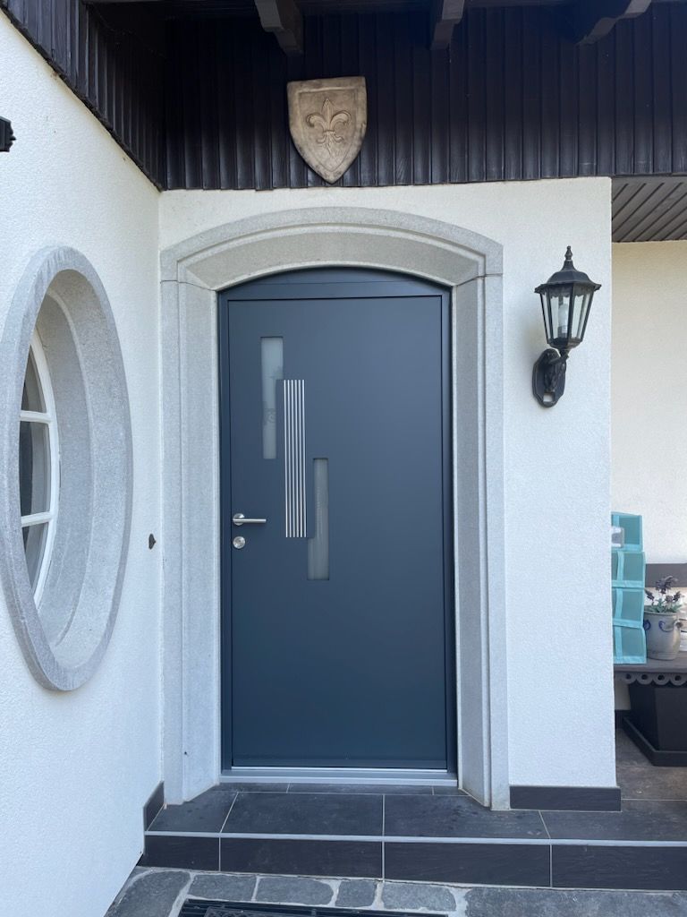 Une porte d'entrée avec des décorations.