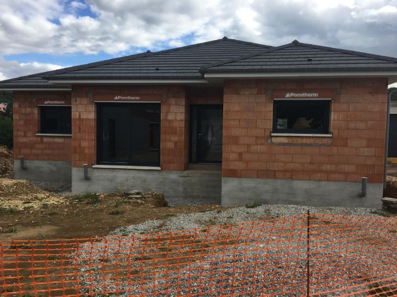 Une maison en construction avec des fenêtres neuves.