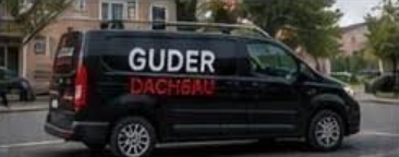Schwarzer Transporter mit der Aufschrift „GUDER DACH“, der auf einer Straße vor Häusern geparkt ist