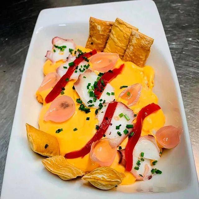 Un primer plano de un plato de comida sobre una mesa.