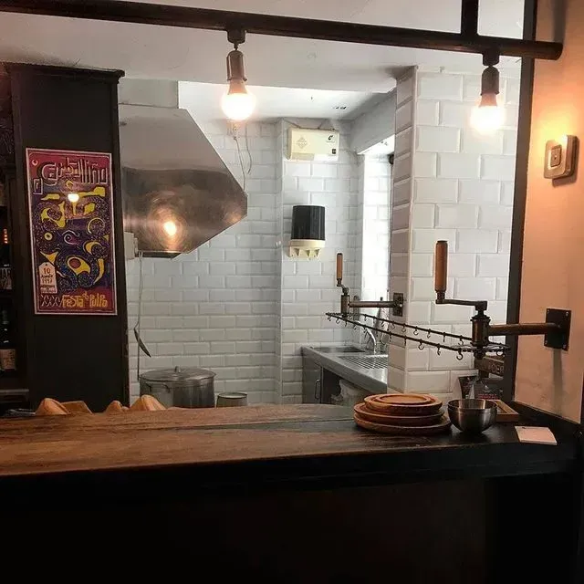 Una cocina con un cartel en la pared que dice 'gourmet'