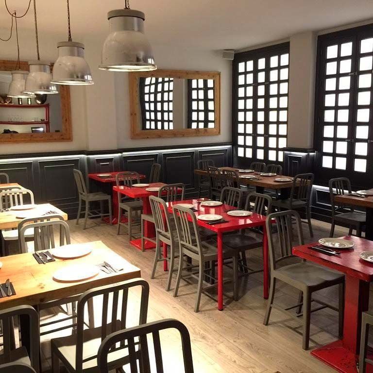 Un restaurante con muchas mesas y sillas