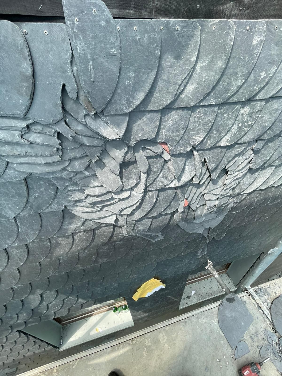 Eine Nahaufnahme eines Reifens mit einem Loch darin