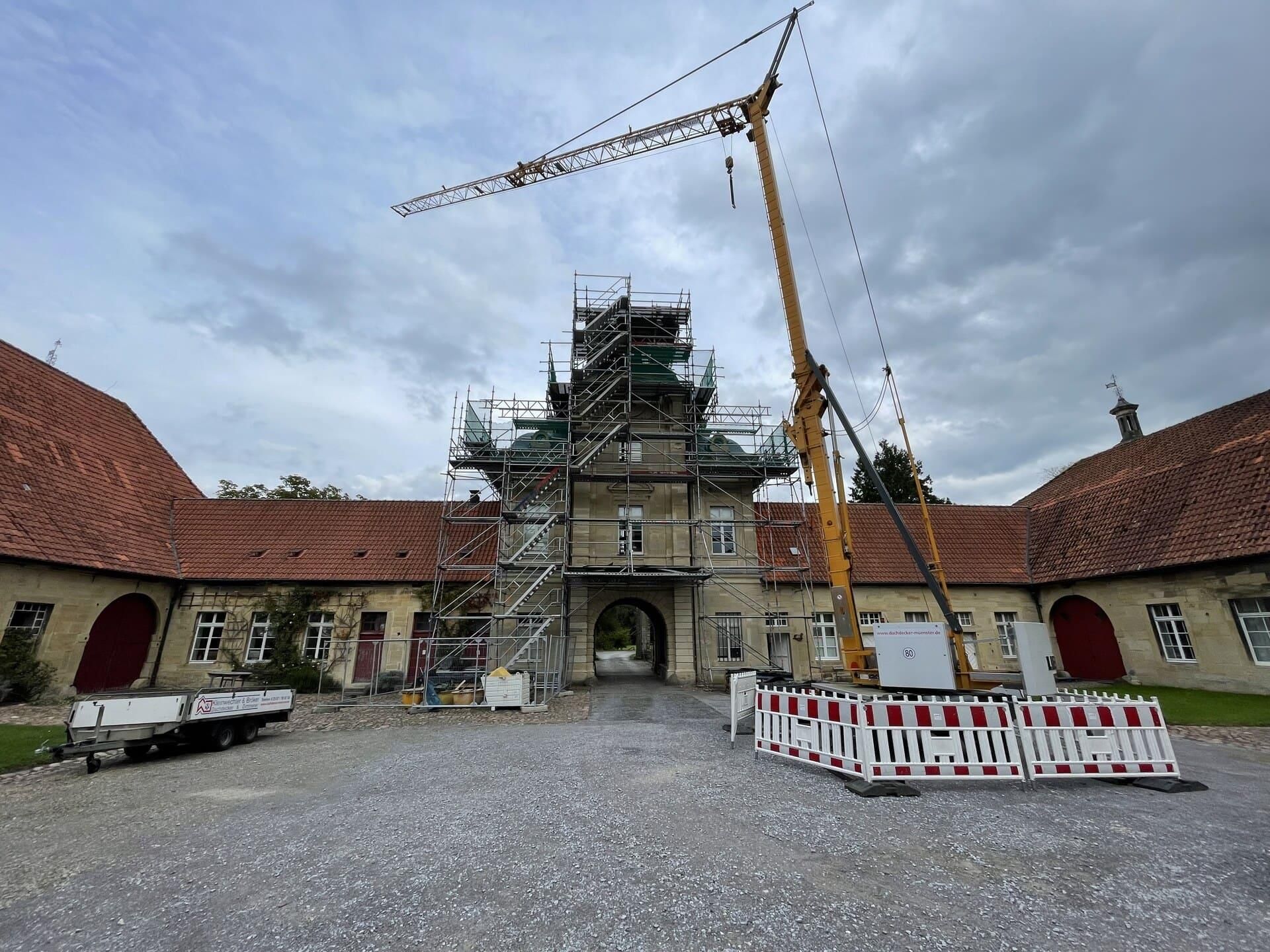 Ein großes Gebäude im Bau mit einem Kran davor