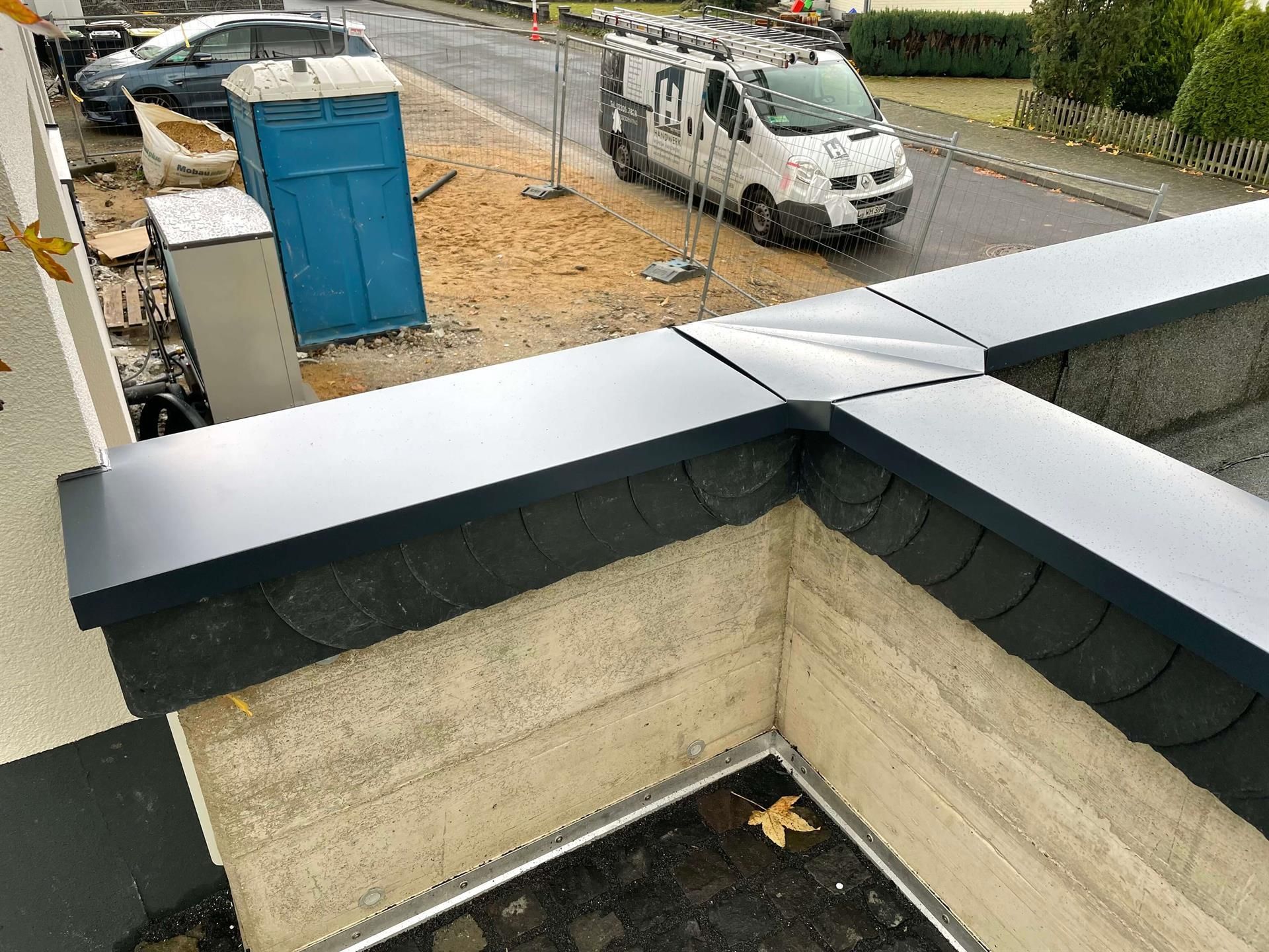 Ein weißer Lieferwagen steht am Straßenrand