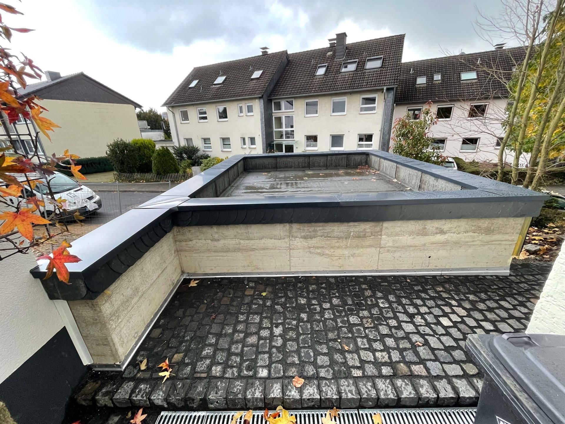 Ein weißer Lieferwagen steht vor einem Gebäude