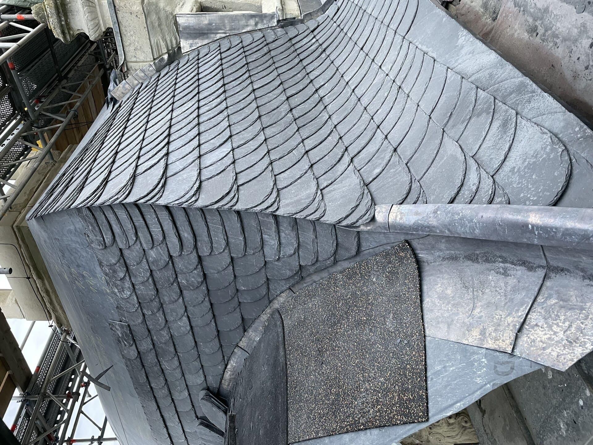 Eine Nahaufnahme eines Dachs mit Schieferziegeln.