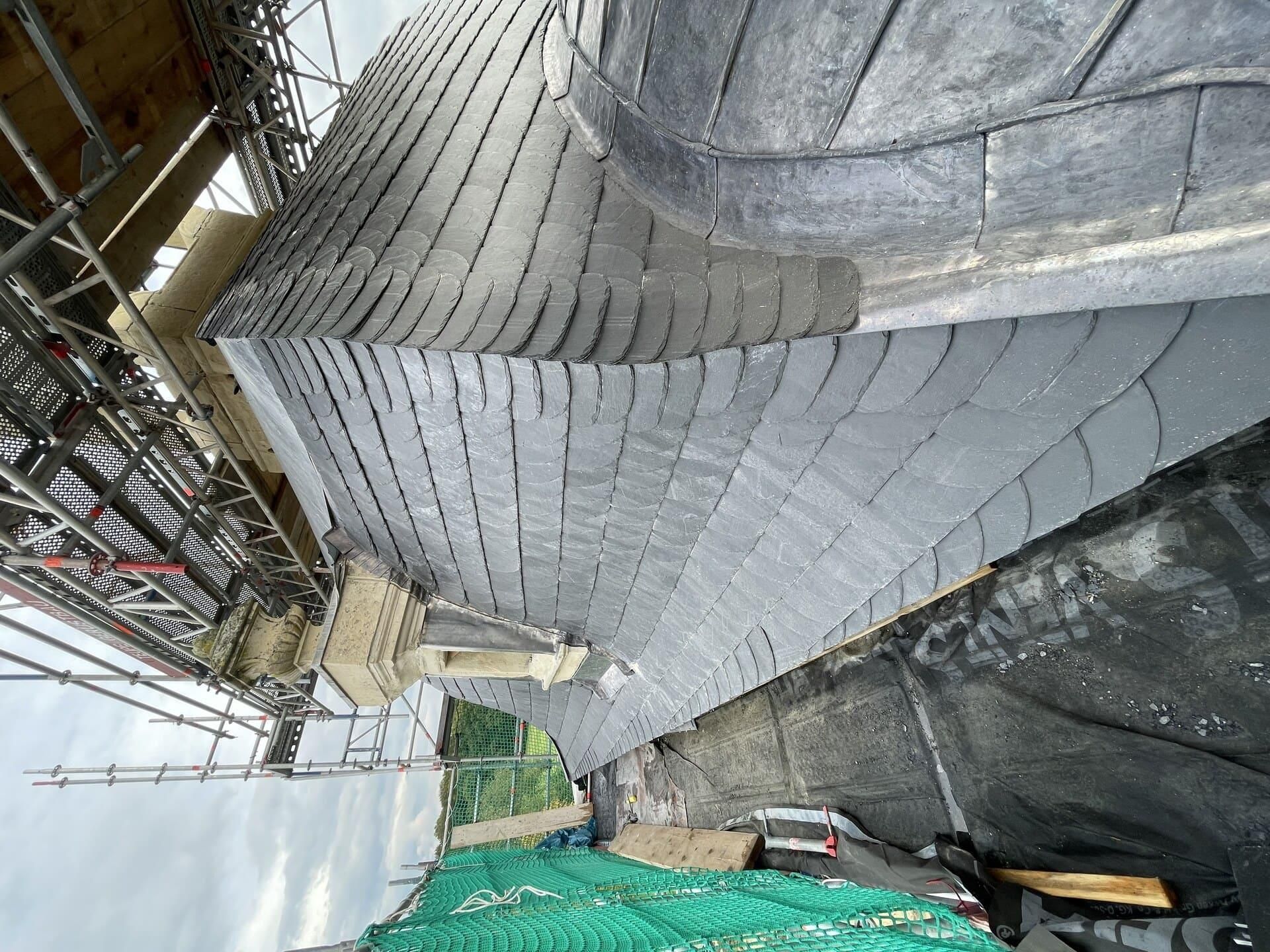 Ein Dach mit vielen Gerüsten darauf