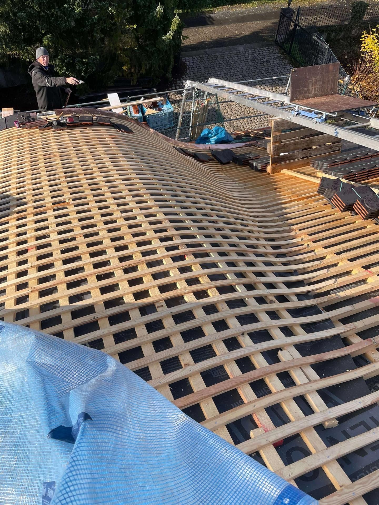 Ein Mann arbeitet auf einem Holzdach