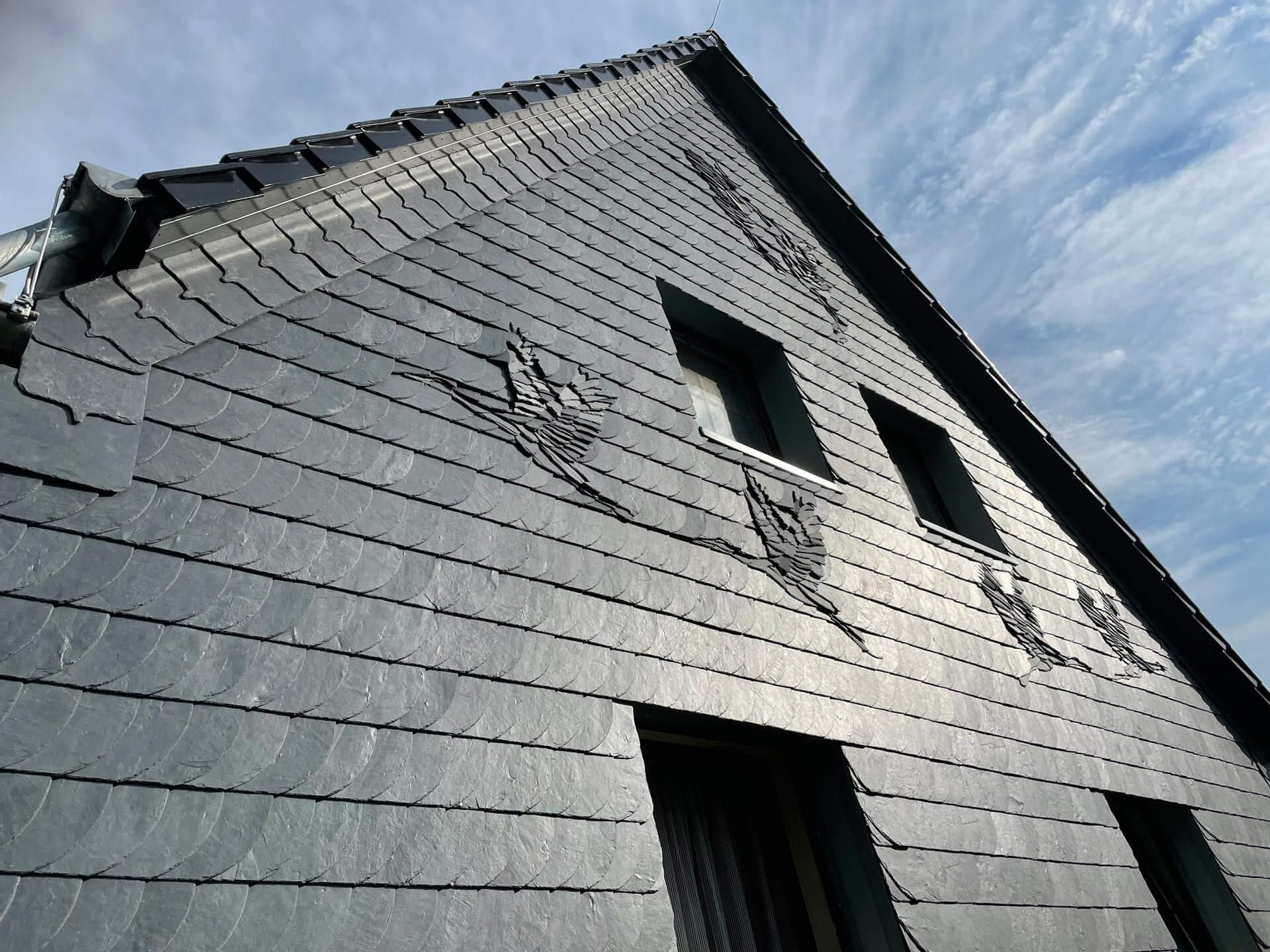 Blick nach oben auf ein Gebäude mit blauem Himmel im Hintergrund