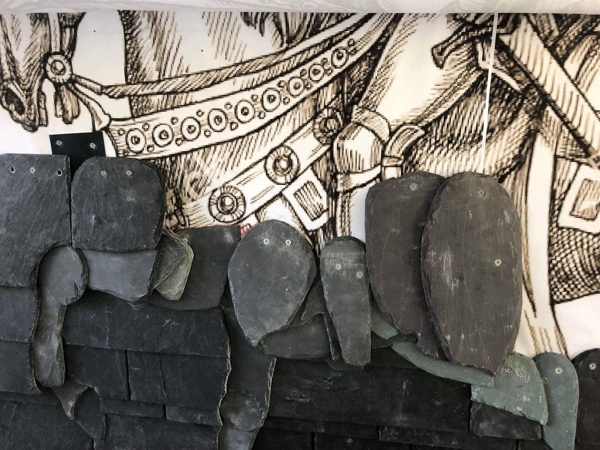 Eine Schwarz-Weiß-Zeichnung eines Mannes, der auf einem Pferd reitet