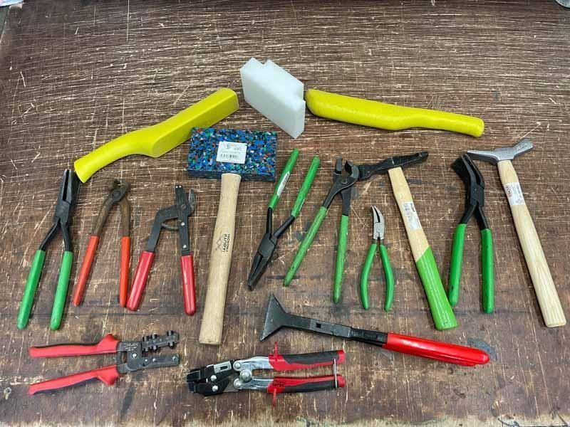 Klempnerwerkzeug für Treib- und Schweiftechniken, Metallbearbeitungen, Scharentechnik, Spengler- und Flaschnerarbeiten. Stanzwerkzeuge, Alpha-Winkel etc.