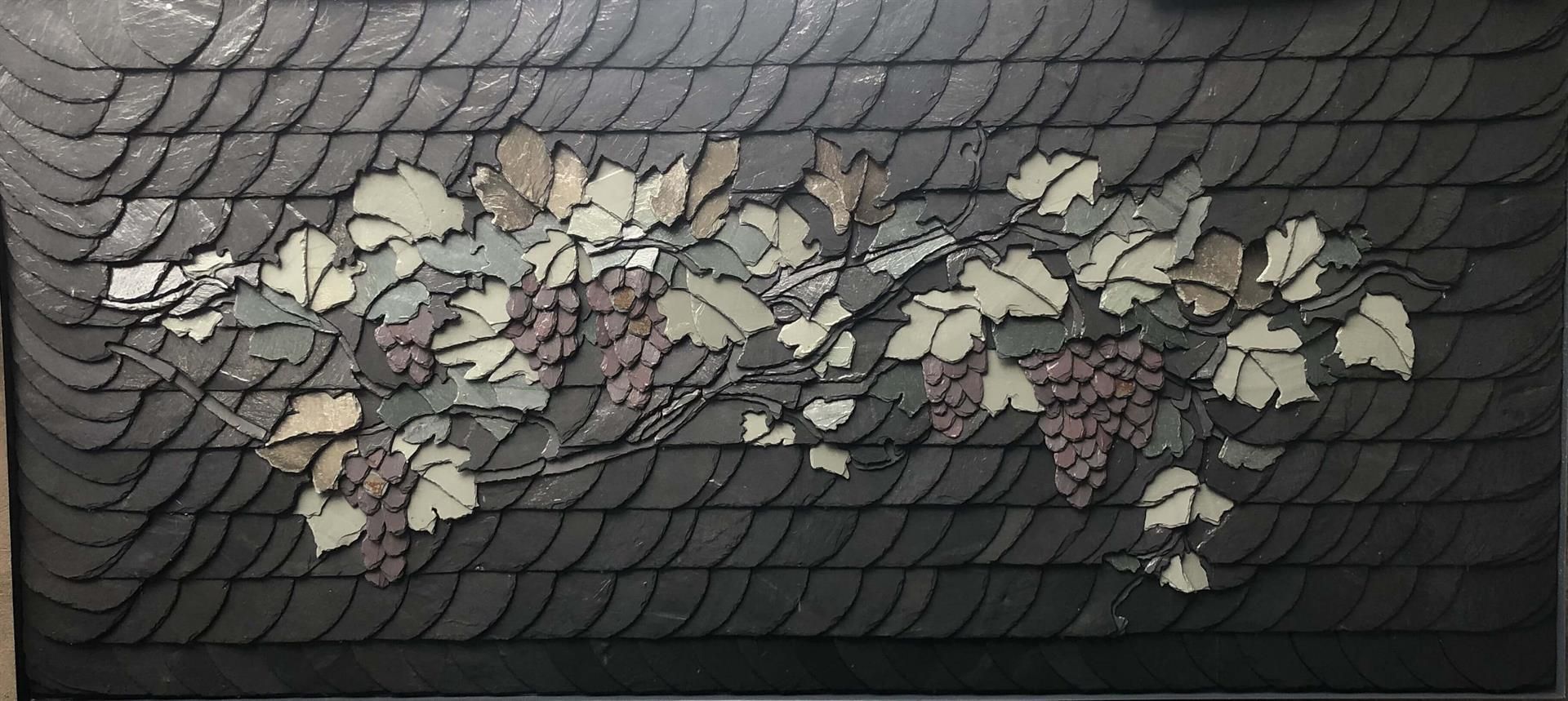 Ein Gemälde von Trauben und Blättern auf einem Dach