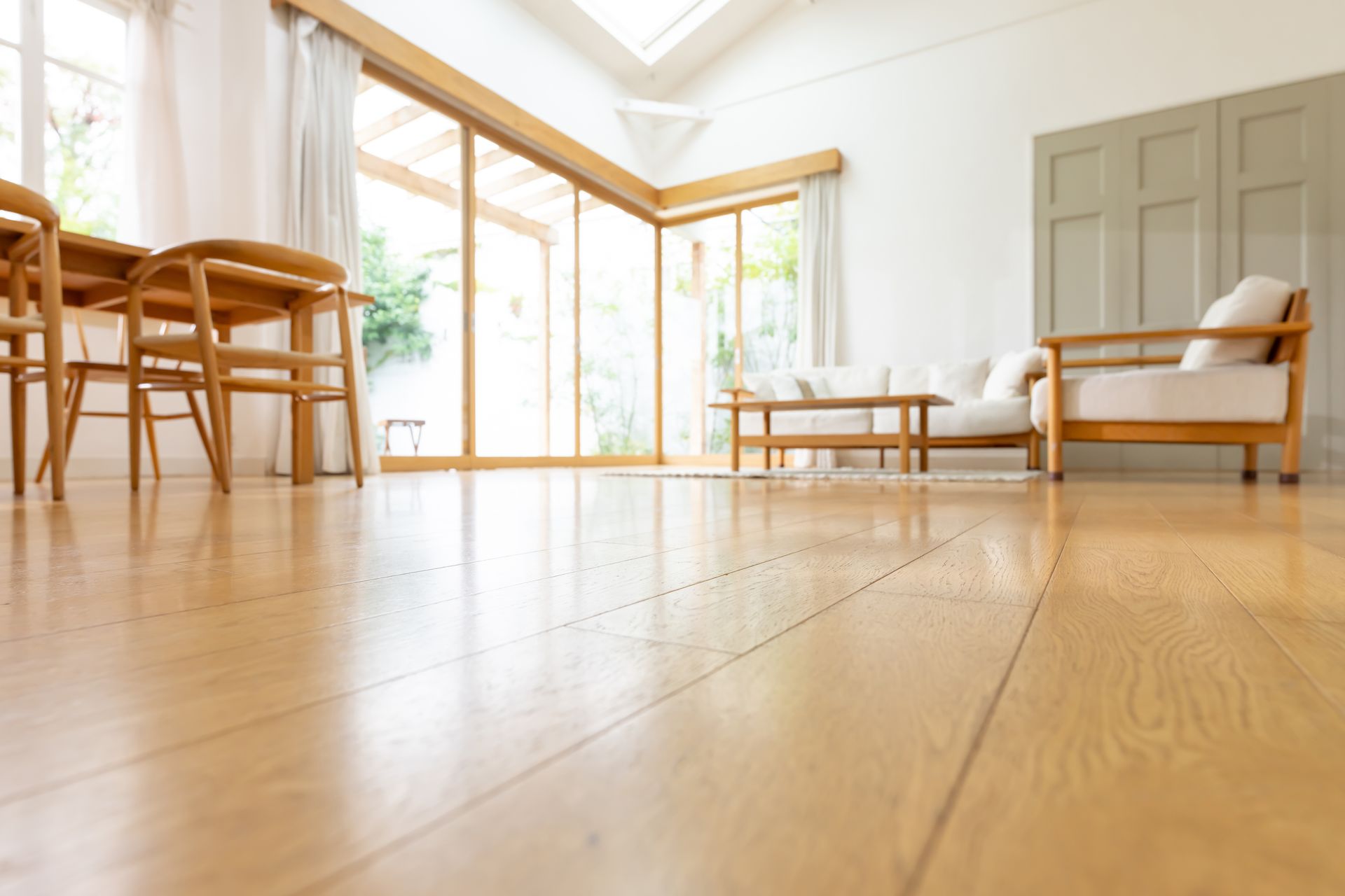 Un revêtement de sol en parquet flottant dans le salon