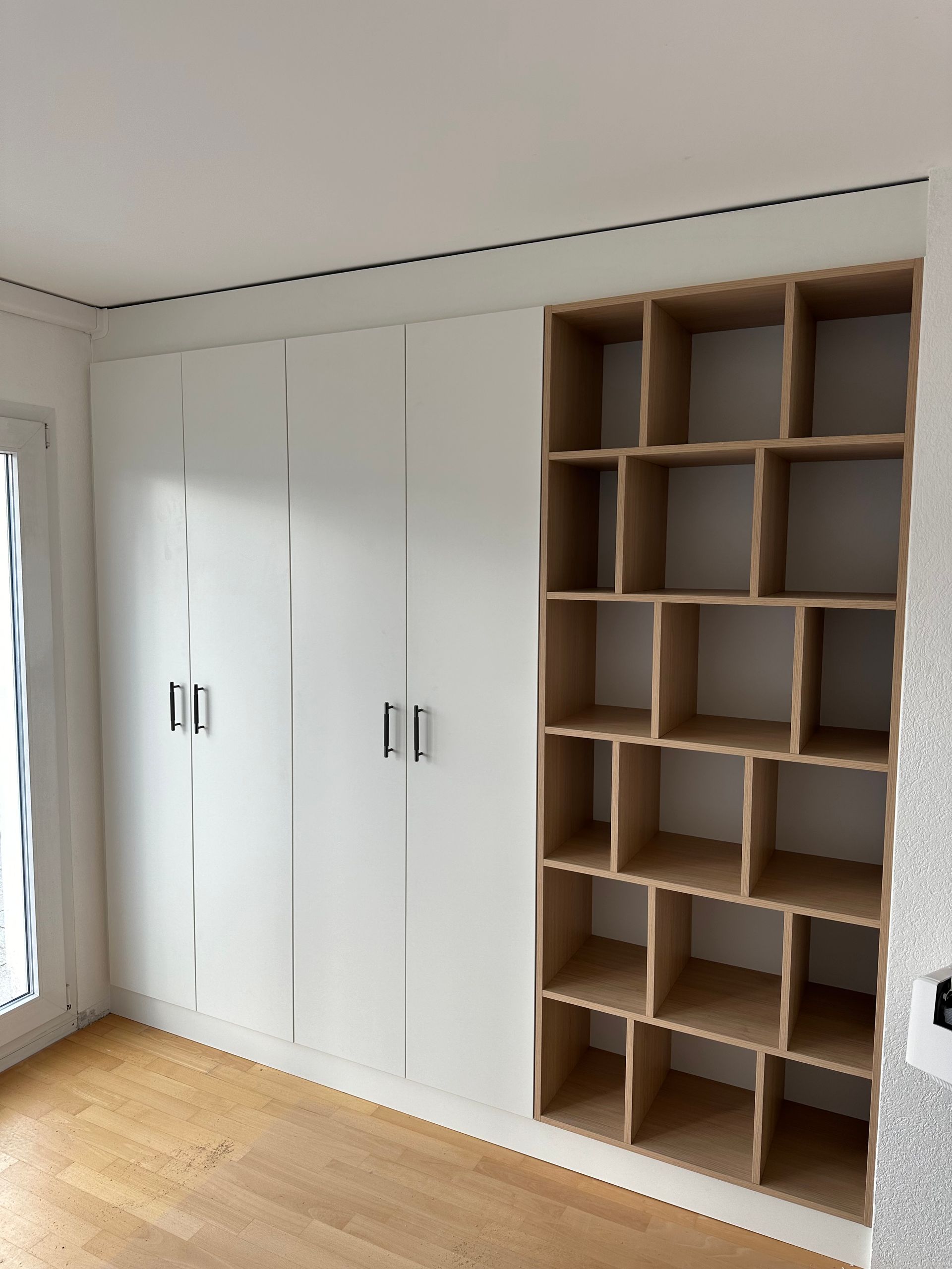 armoire blanche avec des étagères en bois fabriquées sur mesure