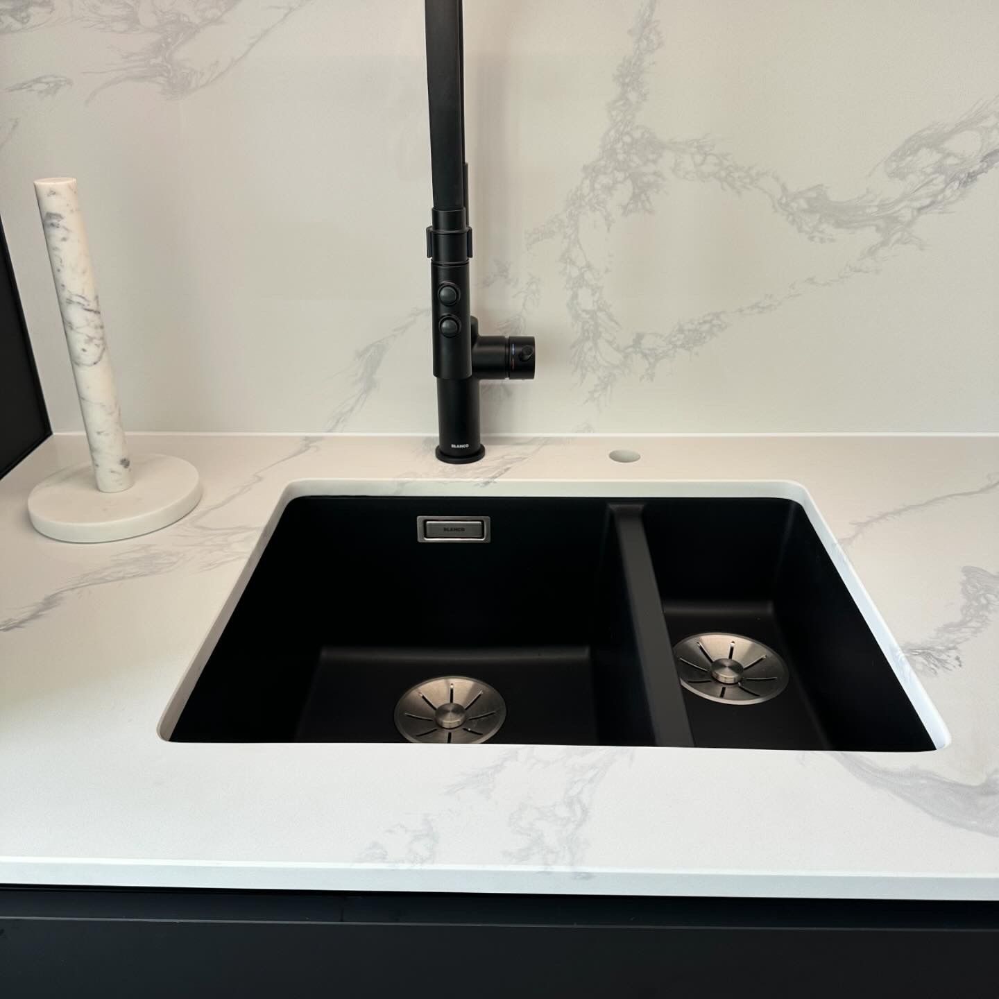 Evier noir ajusté pour une cuisine équipée