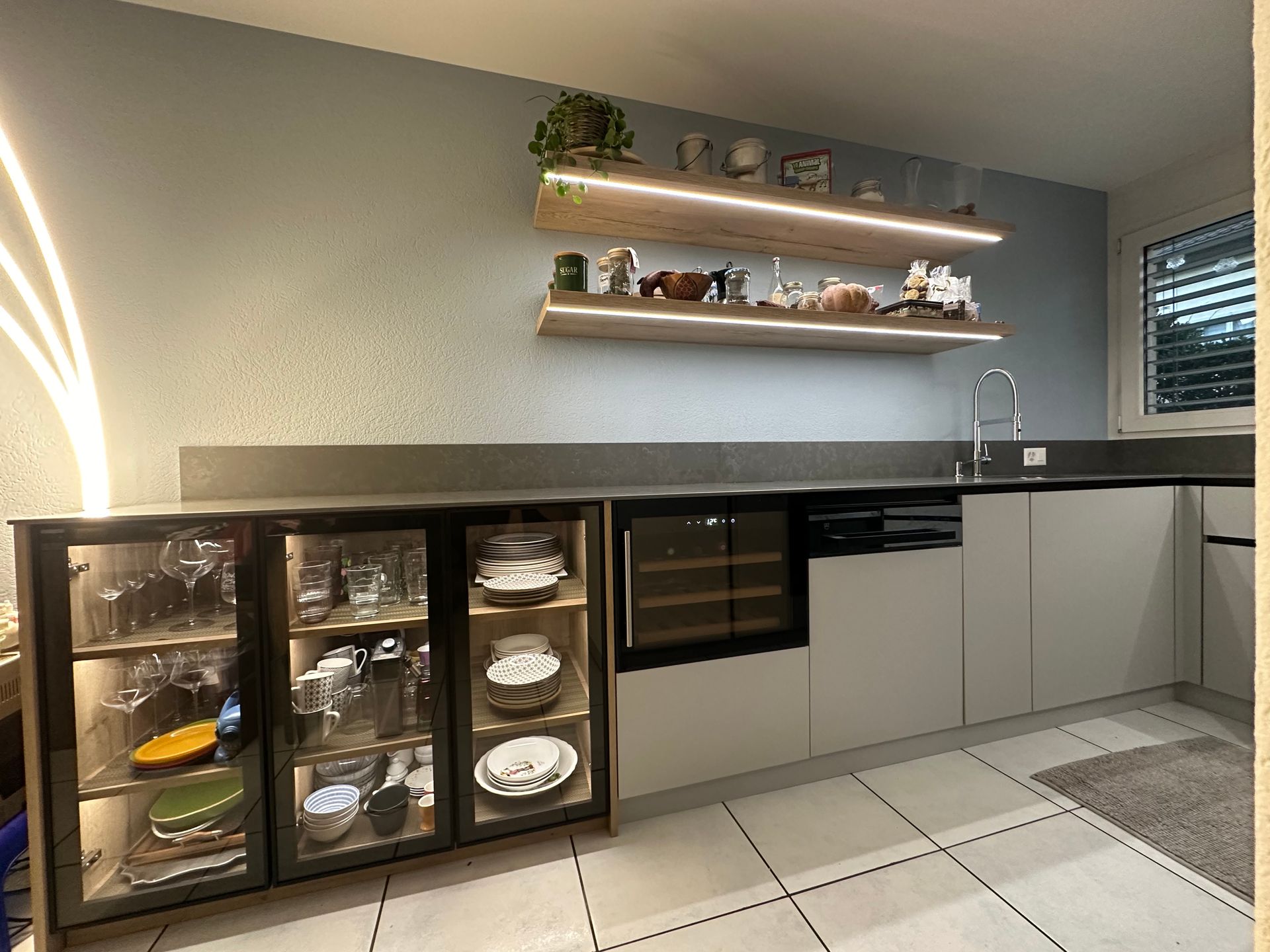 Création sur mesure de rangements vitrés pour une cuisine