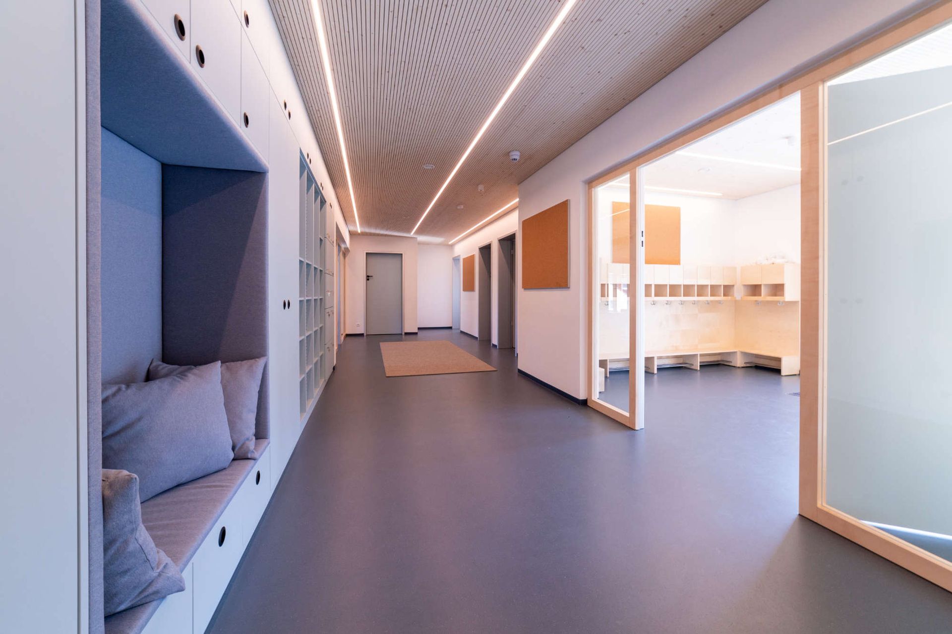 Flur mit Sitzgelegenheiten integriert in einen großen Einbauschrank