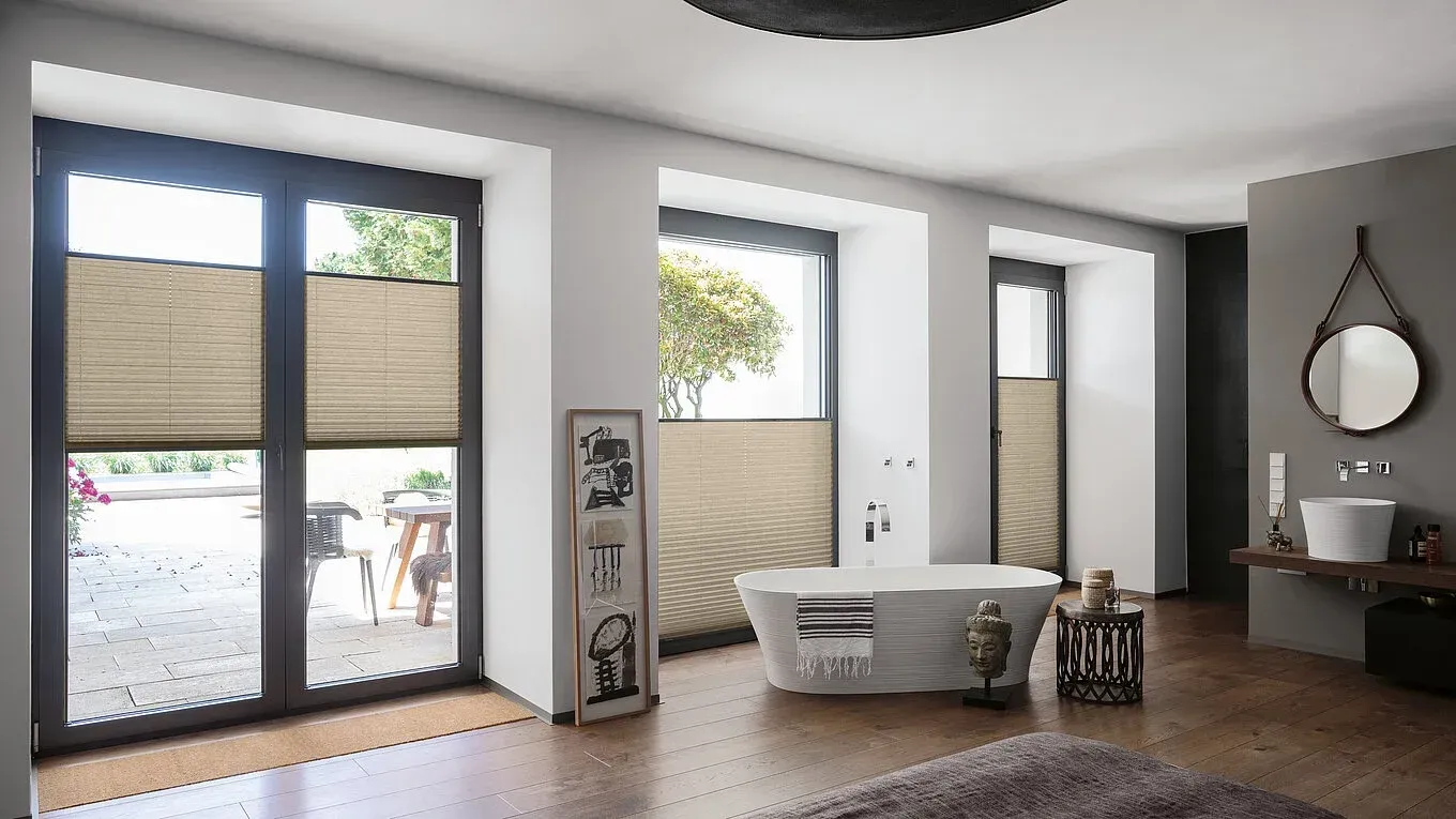 Badezimmereinrichtung in chinesischen Stil mit einer freistehenden Badewanne, Bildern und Plissees