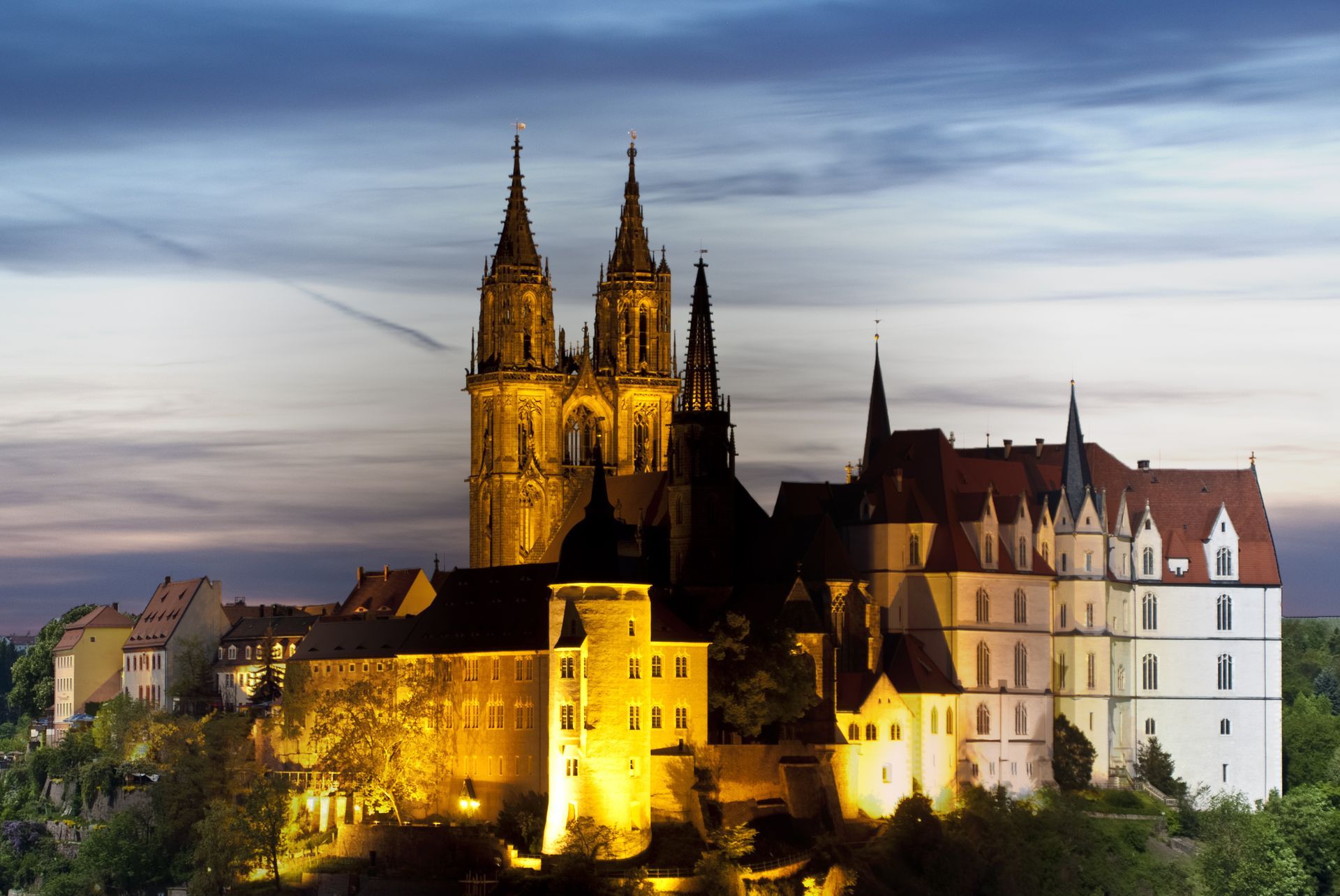 Beleuchtete Albrechtsburg und Meißener Dom in der Abenddämmerung, Sachsen, Deutschland.