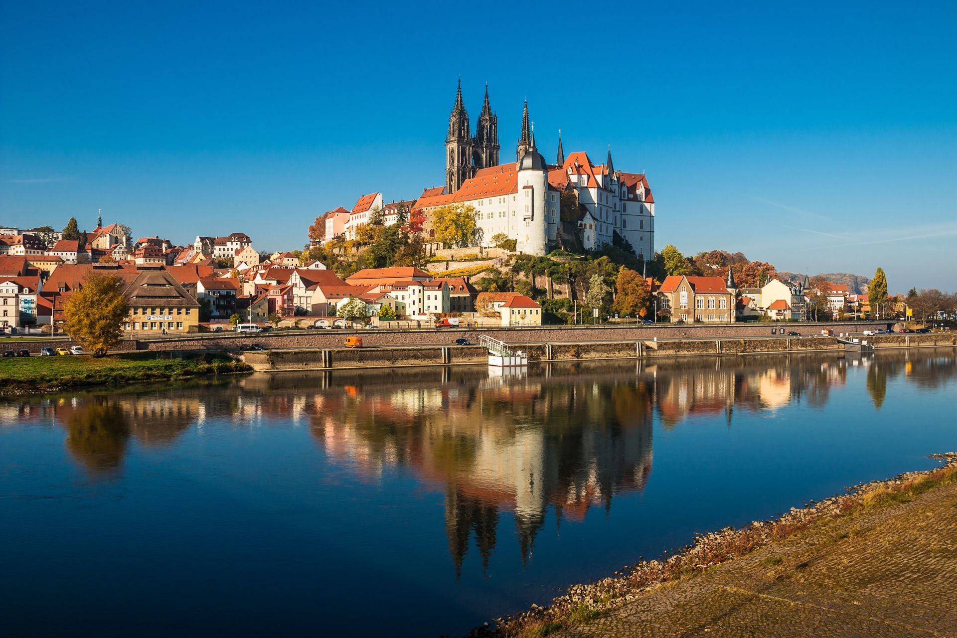 Meißener Dom und Albrechtsburg mit Blick auf die Elbe in Deutschland unter strahlend blauem Himmel.