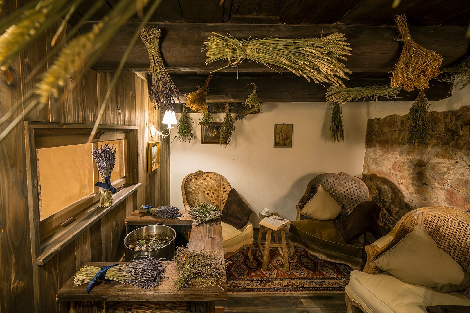 Gemütliches Interieur mit getrockneten Kräutern und Blumen, rustikalen Möbeln und einer Vintage-Ästhetik.