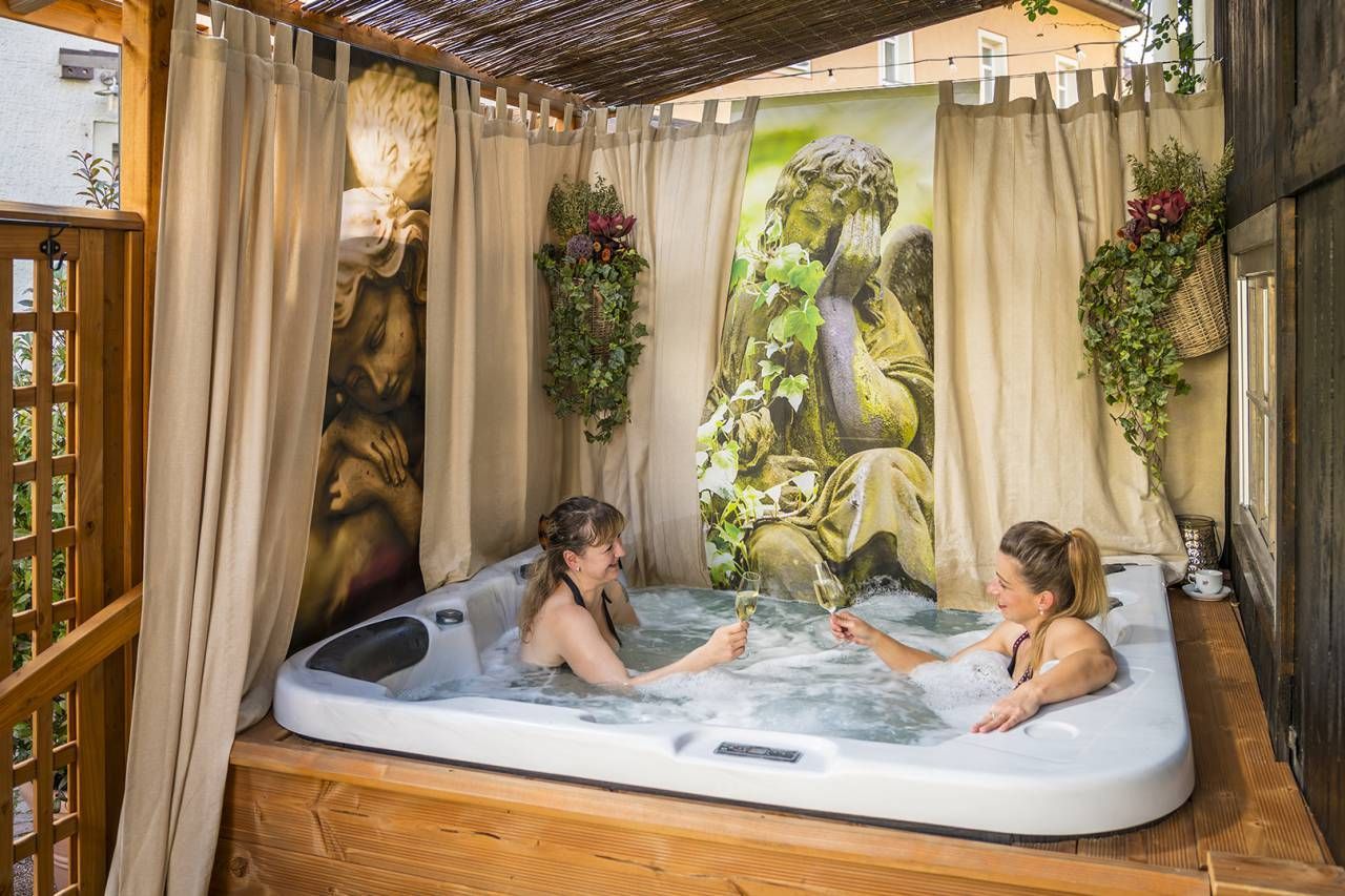 Zwei Frauen sitzen in einem Whirlpool
