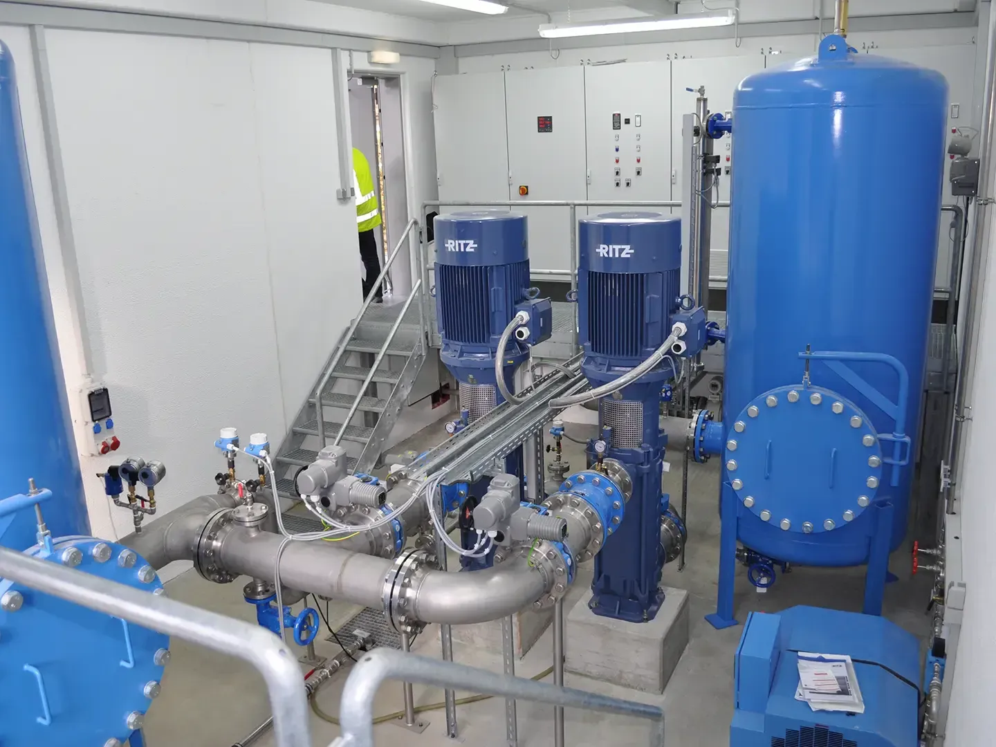 Wasser spritzt mit Molekülstrukturen, rote, graue und gelbe Kugeln interagieren in der Flüssigkeit.