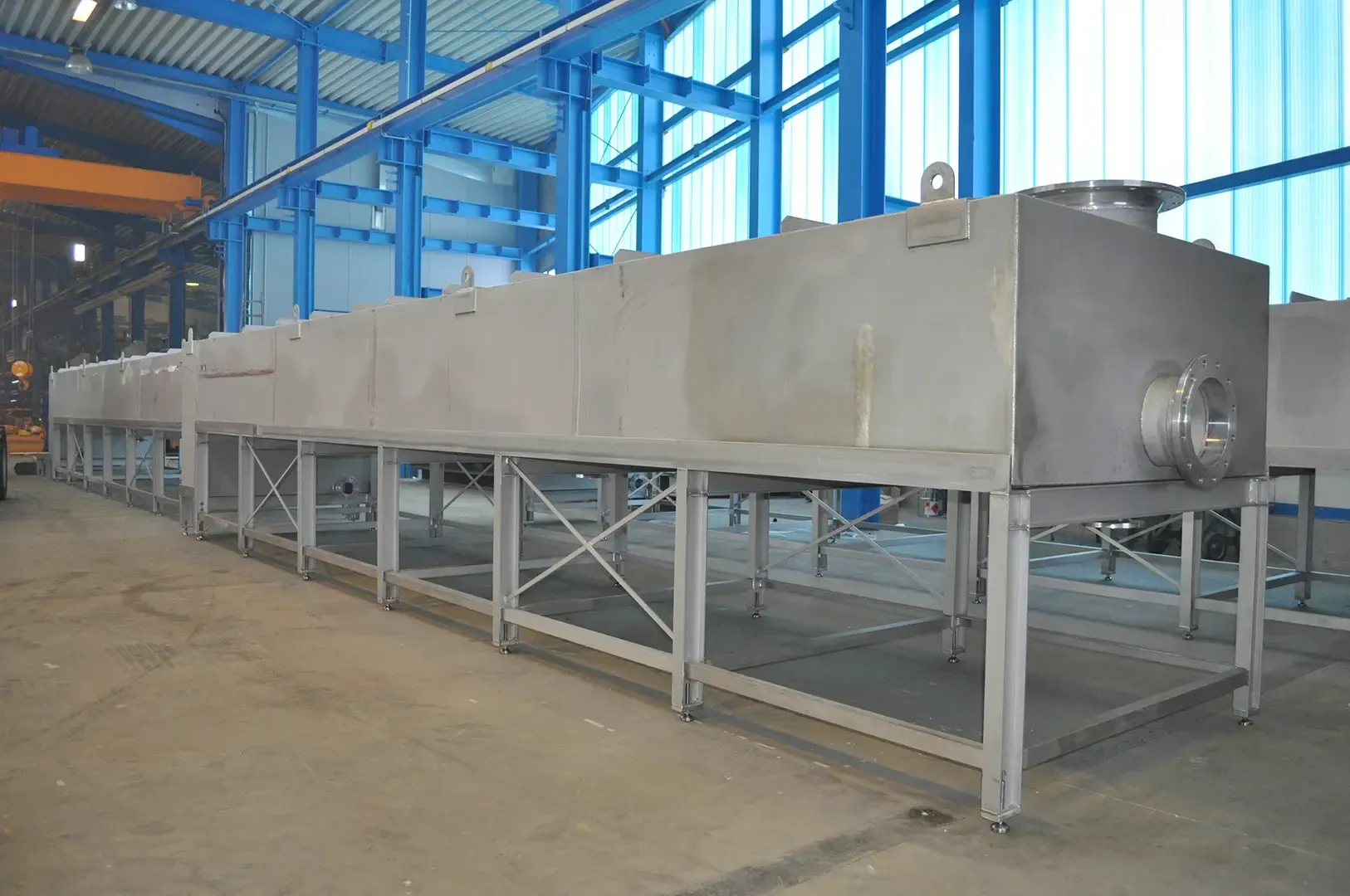 Schema einer industriellen Rohrleitungsanlage mit Tanks, Ventilen und Förderleitungen in Grün und Schwarz.