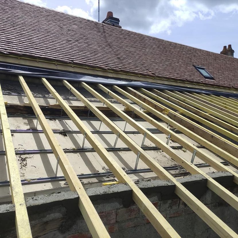 Une toiture en cours de rénovation