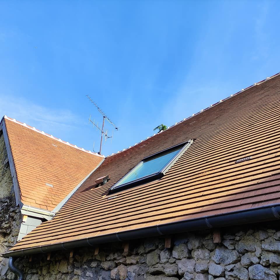 Toit en tuiles avec fenêtre de toit