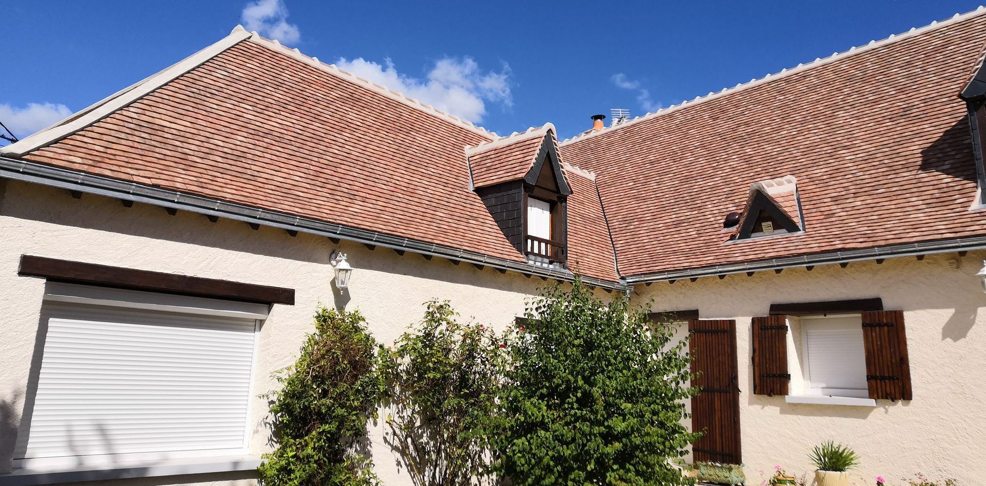 Un pavillon avec toiture en tuiles