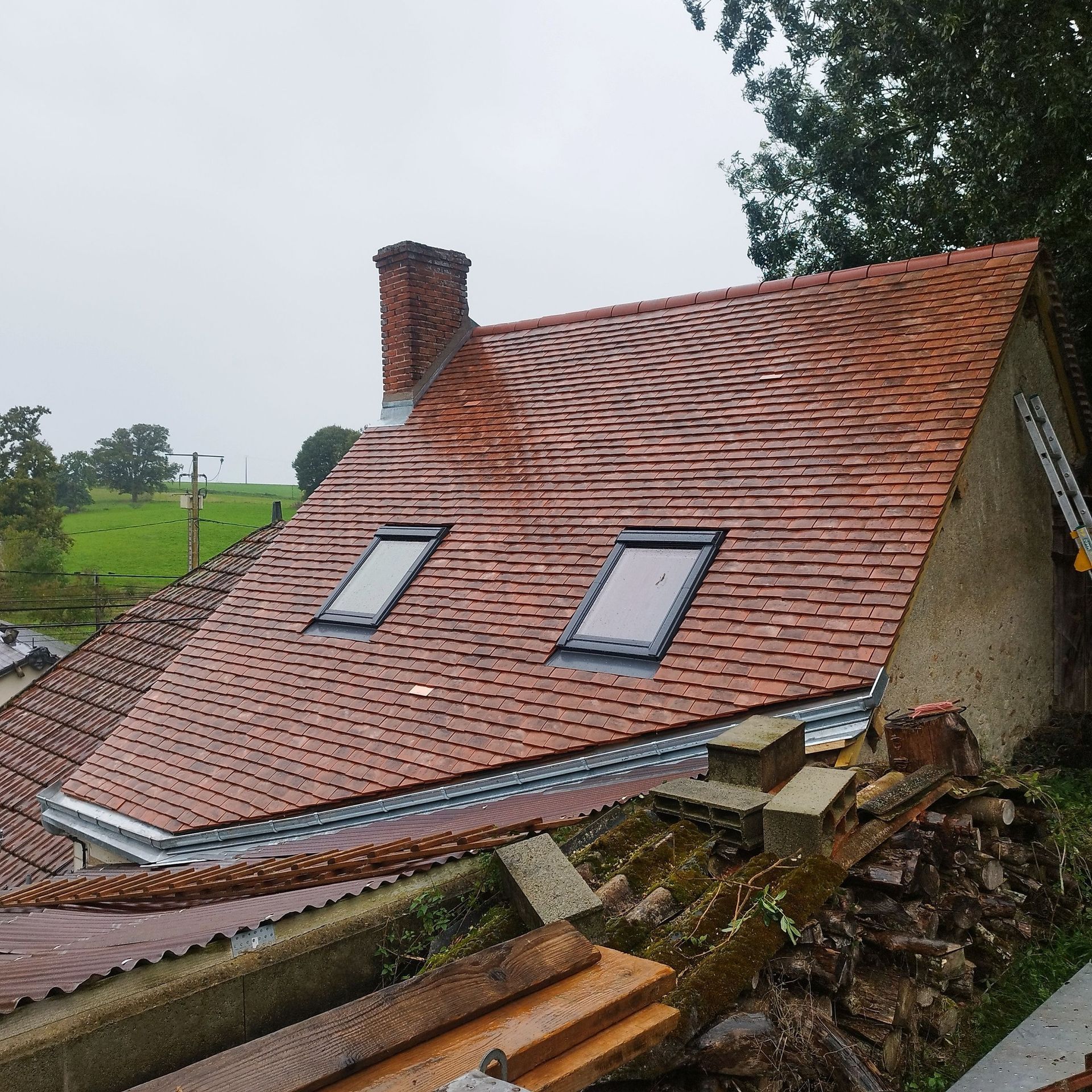Une toiture avec deux fenêtres de toit