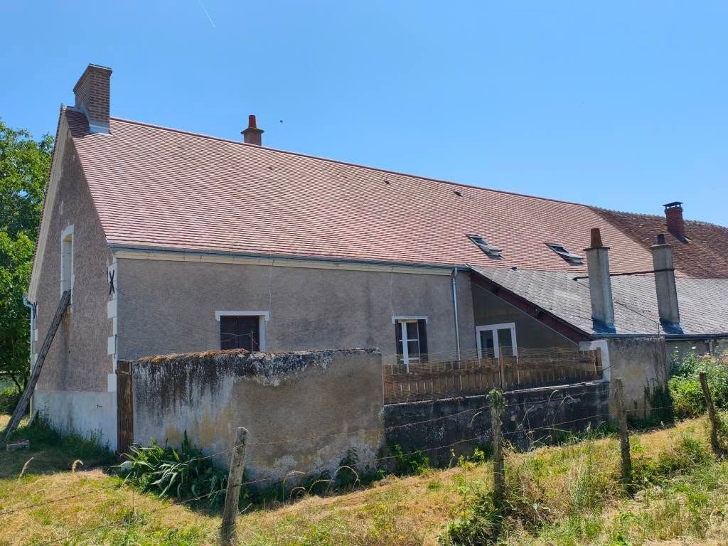Une maison avec toiture en tuiles