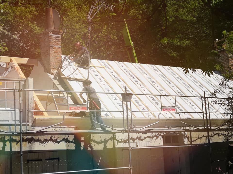 Chantier d'isolation d'un toit par l'extérieur
