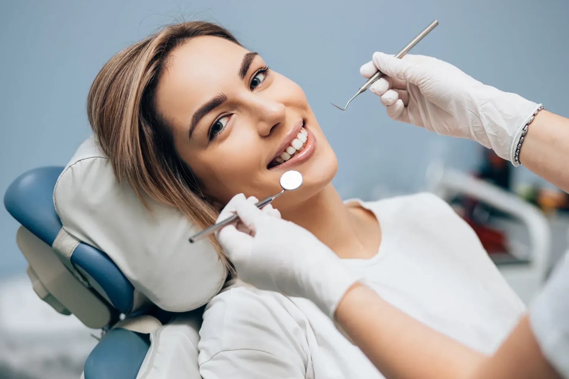 Odontólogo explicando opciones de prótesis a paciente con modelo dental