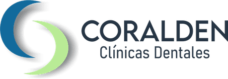 Logotipo de Coralden Clínicas Dentales con icono circular azul y verde y texto gris oscuro