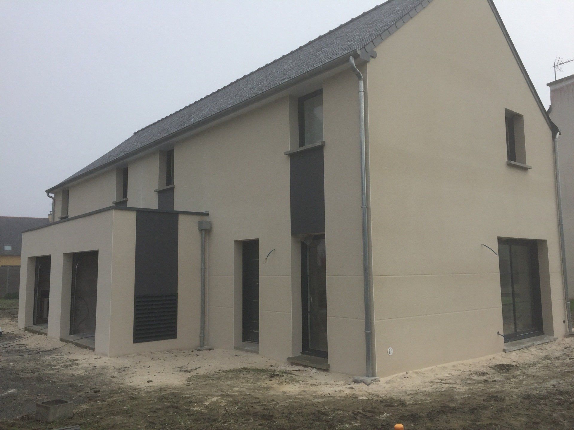 Enduit sur maison neuve avec décoration